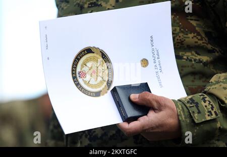 Cérémonie de clôture de la marche des membres de l'armée croate, participants à la génération 3rd de formation au Centre pour le développement des dirigeants 'Marko Babic' à la forteresse de Knin, Croatie, le 13. Octobre 2021. Les participants ont reçu des badges et des diplômes lors de la cérémonie. Photo: Dusko Jaramaz/PIXSELL Banque D'Images