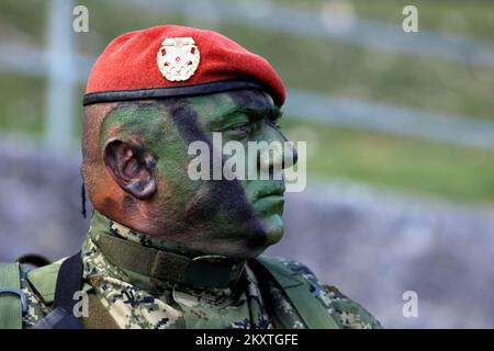 Cérémonie de clôture de la marche des membres de l'armée croate, participants à la génération 3rd de formation au Centre pour le développement des dirigeants 'Marko Babic' à la forteresse de Knin, Croatie, le 13. Octobre 2021. Les participants ont reçu des badges et des diplômes lors de la cérémonie. Photo: Dusko Jaramaz/PIXSELL Banque D'Images