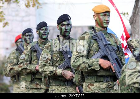 Cérémonie de clôture de la marche des membres de l'armée croate, participants à la génération 3rd de formation au Centre pour le développement des dirigeants 'Marko Babic' à la forteresse de Knin, Croatie, le 13. Octobre 2021. Les participants ont reçu des badges et des diplômes lors de la cérémonie. Photo: Dusko Jaramaz/PIXSELL Banque D'Images