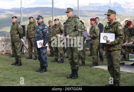 Cérémonie de clôture de la marche des membres de l'armée croate, participants à la génération 3rd de formation au Centre pour le développement des dirigeants 'Marko Babic' à la forteresse de Knin, Croatie, le 13. Octobre 2021. Les participants ont reçu des badges et des diplômes lors de la cérémonie. Photo: Dusko Jaramaz/PIXSELL Banque D'Images