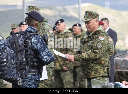 Cérémonie de clôture de la marche des membres de l'armée croate, participants à la génération 3rd de formation au Centre pour le développement des dirigeants 'Marko Babic' à la forteresse de Knin, Croatie, le 13. Octobre 2021. Les participants ont reçu des badges et des diplômes lors de la cérémonie. Photo: Dusko Jaramaz/PIXSELL Banque D'Images