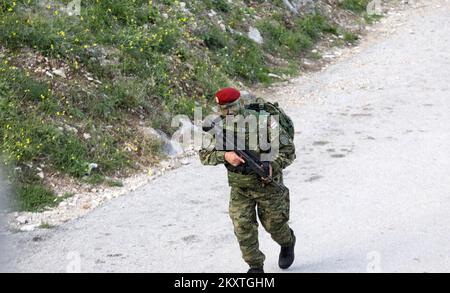 Cérémonie de clôture de la marche des membres de l'armée croate, participants à la génération 3rd de formation au Centre pour le développement des dirigeants 'Marko Babic' à la forteresse de Knin, Croatie, le 13. Octobre 2021. Les participants ont reçu des badges et des diplômes lors de la cérémonie. Photo: Dusko Jaramaz/PIXSELL Banque D'Images