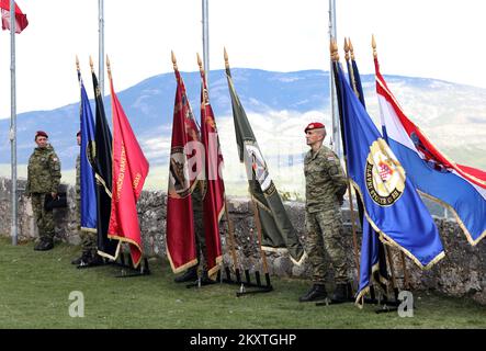 Cérémonie de clôture de la marche des membres de l'armée croate, participants à la génération 3rd de formation au Centre pour le développement des dirigeants 'Marko Babic' à la forteresse de Knin, Croatie, le 13. Octobre 2021. Les participants ont reçu des badges et des diplômes lors de la cérémonie. Photo: Dusko Jaramaz/PIXSELL Banque D'Images