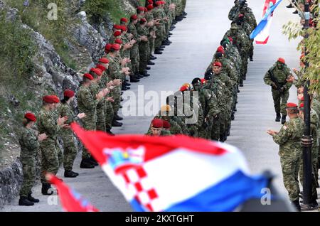 Cérémonie de clôture de la marche des membres de l'armée croate, participants à la génération 3rd de formation au Centre pour le développement des dirigeants 'Marko Babic' à la forteresse de Knin, Croatie, le 13. Octobre 2021. Les participants ont reçu des badges et des diplômes lors de la cérémonie. Photo: Dusko Jaramaz/PIXSELL Banque D'Images