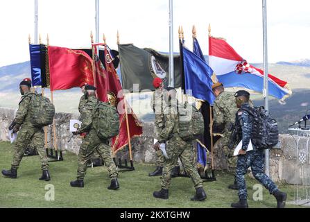 Cérémonie de clôture de la marche des membres de l'armée croate, participants à la génération 3rd de formation au Centre pour le développement des dirigeants 'Marko Babic' à la forteresse de Knin, Croatie, le 13. Octobre 2021. Les participants ont reçu des badges et des diplômes lors de la cérémonie. Photo: Dusko Jaramaz/PIXSELL Banque D'Images