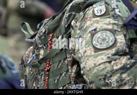 Cérémonie de clôture de la marche des membres de l'armée croate, participants à la génération 3rd de formation au Centre pour le développement des dirigeants 'Marko Babic' à la forteresse de Knin, Croatie, le 13. Octobre 2021. Les participants ont reçu des badges et des diplômes lors de la cérémonie. Photo: Dusko Jaramaz/PIXSELL Banque D'Images