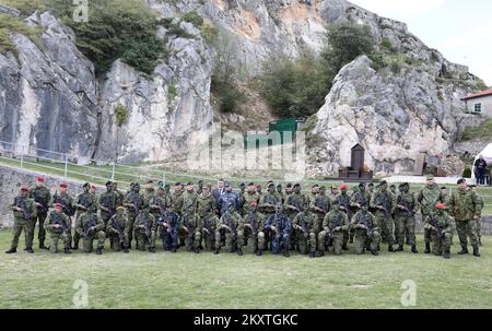 Cérémonie de clôture de la marche des membres de l'armée croate, participants à la génération 3rd de formation au Centre pour le développement des dirigeants 'Marko Babic' à la forteresse de Knin, Croatie, le 13. Octobre 2021. Les participants ont reçu des badges et des diplômes lors de la cérémonie. Photo: Dusko Jaramaz/PIXSELL Banque D'Images