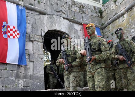 Cérémonie de clôture de la marche des membres de l'armée croate, participants à la génération 3rd de formation au Centre pour le développement des dirigeants 'Marko Babic' à la forteresse de Knin, Croatie, le 13. Octobre 2021. Les participants ont reçu des badges et des diplômes lors de la cérémonie. Photo: Dusko Jaramaz/PIXSELL Banque D'Images