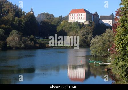 La vieille ville d'Ozalj et la rivière Kupa sont photographiés à Ozalj, en Croatie, sur 14 octobre 2021. Il a été mentionné pour la première fois en 1244 quand il était la propriété de la famille Babonic. Photo: Kristina Stedul Fabac/PIXSELL Banque D'Images