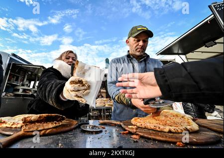 ZAPORIZHHIA, UKRAINE - 30 NOVEMBRE 2022 - des volontaires étrangers distribuent gratuitement des pizzas parmi les personnes déplacées par la guerre de la Russie contre l'Ukraine, Zaporizh Banque D'Images