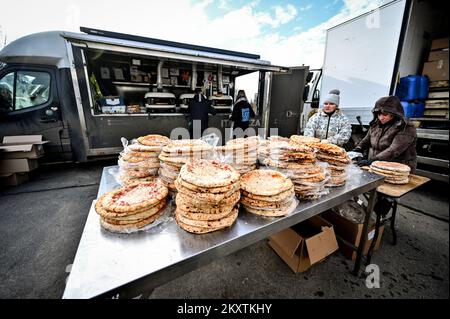 ZAPORIZHIA, UKRAINE - 30 NOVEMBRE 2022 - les pizzas gratuites cuites par des volontaires étrangers sont destinées aux personnes déplacées par la guerre de la Russie contre l'Ukraine, Za Banque D'Images