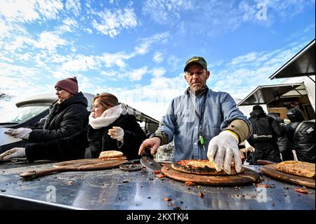 ZAPORIZHHIA, UKRAINE - 30 NOVEMBRE 2022 - des volontaires étrangers distribuent gratuitement des pizzas parmi les personnes déplacées par la guerre de la Russie contre l'Ukraine, Zaporizh Banque D'Images