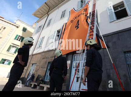 Le géant Drazen Petrovic, numéro 4, maillot de basket-ball du club de basket-ball de Sibenka est soulevé par une grue pompier dans le bâtiment à l'occasion de son anniversaire de 57th à Sibenik , Croatie sur 21 octobre 2021. Photo: Dusko Jaramaz/PIXSELL Banque D'Images