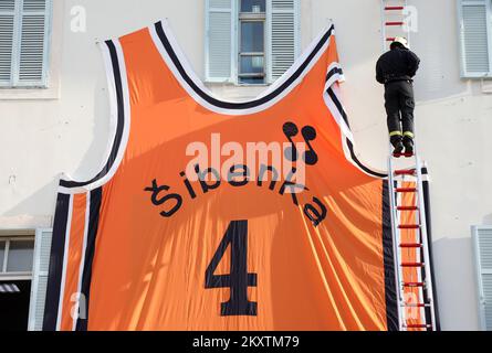 Le géant Drazen Petrovic, numéro 4, maillot de basket-ball du club de basket-ball de Sibenka est soulevé par une grue pompier dans le bâtiment à l'occasion de son anniversaire de 57th à Sibenik , Croatie sur 21 octobre 2021. Photo: Dusko Jaramaz/PIXSELL Banque D'Images