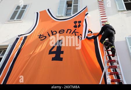 Le géant Drazen Petrovic, numéro 4, maillot de basket-ball du club de basket-ball de Sibenka est soulevé par une grue pompier dans le bâtiment à l'occasion de son anniversaire de 57th à Sibenik , Croatie sur 21 octobre 2021. Photo: Dusko Jaramaz/PIXSELL Banque D'Images