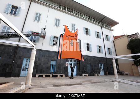 Le géant Drazen Petrovic, numéro 4, maillot de basket-ball du club de basket-ball de Sibenka est soulevé par une grue pompier dans le bâtiment à l'occasion de son anniversaire de 57th à Sibenik , Croatie sur 21 octobre 2021. Photo: Dusko Jaramaz/PIXSELL Banque D'Images