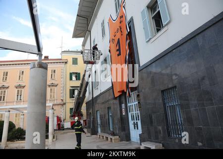 Le géant Drazen Petrovic, numéro 4, maillot de basket-ball du club de basket-ball de Sibenka est soulevé par une grue pompier dans le bâtiment à l'occasion de son anniversaire de 57th à Sibenik , Croatie sur 21 octobre 2021. Photo: Dusko Jaramaz/PIXSELL Banque D'Images