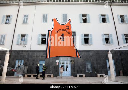 Le géant Drazen Petrovic, numéro 4, maillot de basket-ball du club de basket-ball de Sibenka est soulevé par une grue pompier dans le bâtiment à l'occasion de son anniversaire de 57th à Sibenik , Croatie sur 21 octobre 2021. Photo: Dusko Jaramaz/PIXSELL Banque D'Images