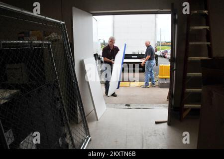 Inondation tempête grave - supérieur, Wisconsin. , Le 9 août 2012 Robert Schultz (à gauche) et Robin Kunst, spécialistes de la logistique pour l'Agence fédérale de gestion des urgences, préparent ici des séparateurs de bureau temporaires à utiliser au Bureau mixte de terrain du Wisconsin. La FEMA collabore avec les autorités locales et nationales pour aider à réparer les dommages causés aux infrastructures après les tempêtes et les inondations de juin. Norman Lenburg/FEMA. Robert Schultz (à gauche) et Robin Kunst, spécialistes de la logistique pour l'Agence fédérale de gestion des urgences, préparent ici des séparateurs de bureau temporaires pour le Bureau mixte de terrain du Wisconsin Banque D'Images