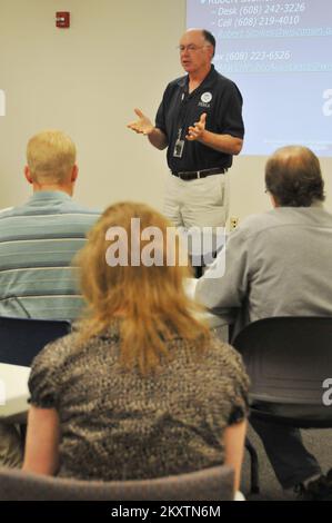 Inondation tempête grave - supérieur, Wisconsin. , Le 9 août 2012 Jim Roche (permanent), chef du Groupe de travail sur l'aide publique pour l'Agence fédérale de gestion des urgences, Explique les types d'assistance dont disposent les unités gouvernementales locales et d'État pour le remboursement des coûts des mesures d'urgence et la réparation des infrastructures endommagées par de graves tempêtes et inondations en juin. La FEMA paiera 75 p. 100 des coûts admissibles dans le cadre de son Programme d'aide publique. Norman Lenburg/FEMA. Jim Roche (permanent), chef du Groupe de travail sur l'aide publique à l'Agence fédérale de gestion des urgences, explique les types o Banque D'Images