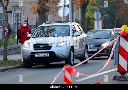 Les gens attendent à la lcar la vaccination contre le coronavirus (COVID-19) devant le Dr Fran Mihaljevic, hôpital universitaire pour maladies infectieuses, à Zagreb, en Croatie, en Ontario, à 28 octobre 2021. Au cours des dernières 24 heures, 4,154 nouveaux cas ont été enregistrés en Croatie photo: Tomislav Miletic/PIXSELL Banque D'Images