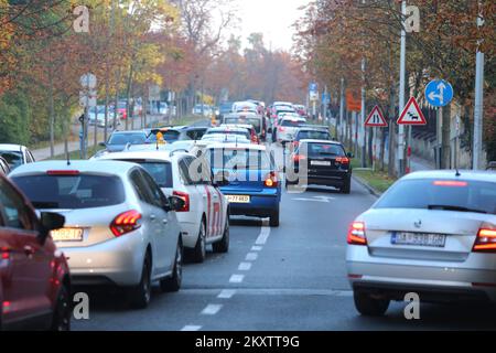 Les gens attendent à la lcar la vaccination contre le coronavirus (COVID-19) devant le Dr Fran Mihaljevic, hôpital universitaire pour maladies infectieuses, à Zagreb, en Croatie, en Ontario, à 28 octobre 2021. Au cours des dernières 24 heures, 4,154 nouveaux cas ont été enregistrés en Croatie photo: Tomislav Miletic/PIXSELL Banque D'Images