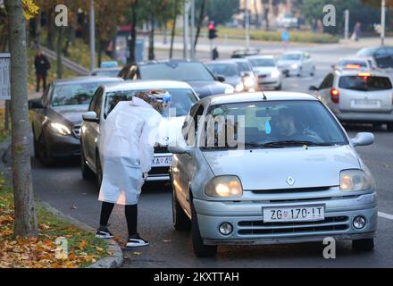 Les gens attendent à la lcar la vaccination contre le coronavirus (COVID-19) devant le Dr Fran Mihaljevic, hôpital universitaire pour maladies infectieuses, à Zagreb, en Croatie, en Ontario, à 28 octobre 2021. Au cours des dernières 24 heures, 4,154 nouveaux cas ont été enregistrés en Croatie photo: Tomislav Miletic/PIXSELL Banque D'Images