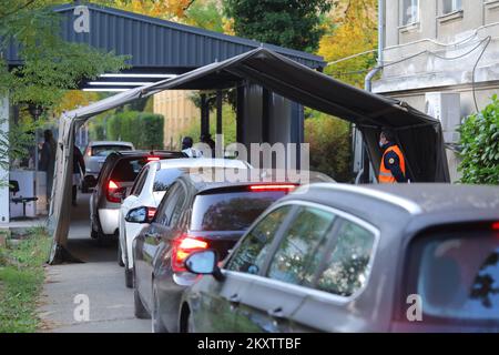 Les gens attendent à la lcar la vaccination contre le coronavirus (COVID-19) devant le Dr Fran Mihaljevic, hôpital universitaire pour maladies infectieuses, à Zagreb, en Croatie, en Ontario, à 28 octobre 2021. Au cours des dernières 24 heures, 4,154 nouveaux cas ont été enregistrés en Croatie photo: Tomislav Miletic/PIXSELL Banque D'Images