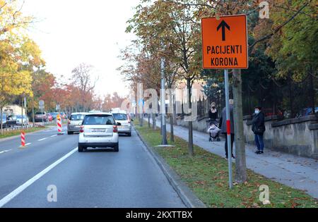 Les gens attendent à la lcar la vaccination contre le coronavirus (COVID-19) devant le Dr Fran Mihaljevic, hôpital universitaire pour maladies infectieuses, à Zagreb, en Croatie, en Ontario, à 28 octobre 2021. Au cours des dernières 24 heures, 4,154 nouveaux cas ont été enregistrés en Croatie photo: Tomislav Miletic/PIXSELL Banque D'Images