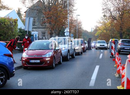 Les gens attendent à la lcar la vaccination contre le coronavirus (COVID-19) devant le Dr Fran Mihaljevic, hôpital universitaire pour maladies infectieuses, à Zagreb, en Croatie, en Ontario, à 28 octobre 2021. Au cours des dernières 24 heures, 4,154 nouveaux cas ont été enregistrés en Croatie photo: Tomislav Miletic/PIXSELL Banque D'Images