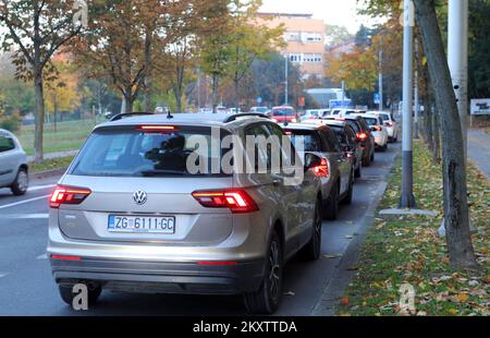 Les gens attendent à la lcar la vaccination contre le coronavirus (COVID-19) devant le Dr Fran Mihaljevic, hôpital universitaire pour maladies infectieuses, à Zagreb, en Croatie, en Ontario, à 28 octobre 2021. Au cours des dernières 24 heures, 4,154 nouveaux cas ont été enregistrés en Croatie photo: Tomislav Miletic/PIXSELL Banque D'Images