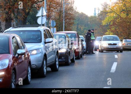 Les gens attendent à la lcar la vaccination contre le coronavirus (COVID-19) devant le Dr Fran Mihaljevic, hôpital universitaire pour maladies infectieuses, à Zagreb, en Croatie, en Ontario, à 28 octobre 2021. Au cours des dernières 24 heures, 4,154 nouveaux cas ont été enregistrés en Croatie photo: Tomislav Miletic/PIXSELL Banque D'Images