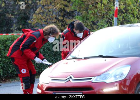 Les gens attendent à la lcar la vaccination contre le coronavirus (COVID-19) devant le Dr Fran Mihaljevic, hôpital universitaire pour maladies infectieuses, à Zagreb, en Croatie, en Ontario, à 28 octobre 2021. Au cours des dernières 24 heures, 4,154 nouveaux cas ont été enregistrés en Croatie photo: Tomislav Miletic/PIXSELL Banque D'Images