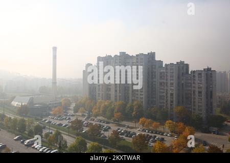 Une partie de la ville de Sarajevo est photographiée lors d'une journée de fumée à Sarajevo, en Bosnie-Herzégovine, sur 30 octobre 2021. Selon IQair, une plate-forme d'information en temps réel sur la qualité de l'air, Sarajevo a le plus pollué de toutes les villes du monde à l'heure actuelle. Photo: Armin Durgut/PIXSELL Banque D'Images