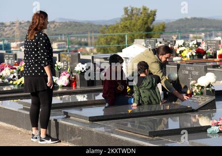 Les gens nettoient une tombe de parents avant la Toussaint à la cimenterie de la ville à Sibenik, Croatie sur 31 octobre 2021. Photo: Dusko Jaramaz/PIXSELL Banque D'Images