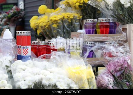 Une femme achète des fleurs et des bougies pour les placer sur la tombe de la Saint-Toussaint à Sibenik, en Croatie, sur 31 octobre 2021. Photo: Dusko Jaramaz/PIXSELL Banque D'Images