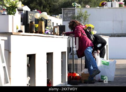 Les gens nettoient une tombe de parents avant la Toussaint à la cimenterie de la ville à Sibenik, Croatie sur 31 octobre 2021. Photo: Dusko Jaramaz/PIXSELL Banque D'Images