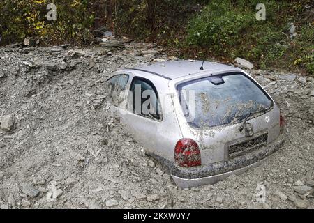 Dans le village de Dragan-selo en Bosnie-Herzégovine, un glissement de terrain a été activé en raison d'inondations torrentielles qui ont enterré deux voitures le 05. Novembre 2021. Photo: Denis Kapetanovic/PIXSELL Banque D'Images