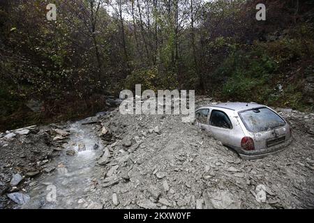 Dans le village de Dragan-selo en Bosnie-Herzégovine, un glissement de terrain a été activé en raison d'inondations torrentielles qui ont enterré deux voitures le 05. Novembre 2021. Photo: Denis Kapetanovic/PIXSELL Banque D'Images