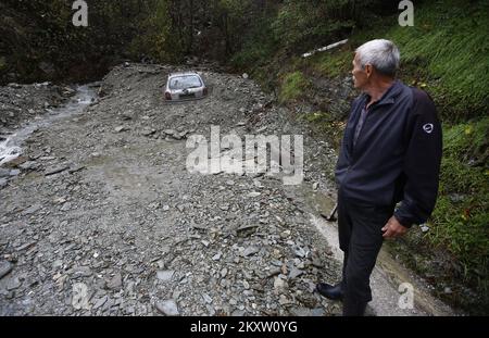 Dans le village de Dragan-selo en Bosnie-Herzégovine, un glissement de terrain a été activé en raison d'inondations torrentielles qui ont enterré deux voitures le 05. Novembre 2021. Photo: Denis Kapetanovic/PIXSELL Banque D'Images