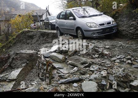 Dans le village de Dragan-selo en Bosnie-Herzégovine, un glissement de terrain a été activé en raison d'inondations torrentielles qui ont enterré deux voitures le 05. Novembre 2021. Photo: Denis Kapetanovic/PIXSELL Banque D'Images