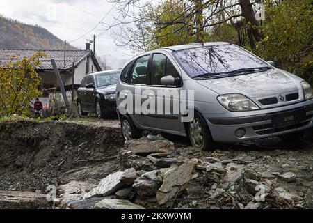 Dans le village de Dragan-selo en Bosnie-Herzégovine, un glissement de terrain a été activé en raison d'inondations torrentielles qui ont enterré deux voitures le 05. Novembre 2021. Photo: Denis Kapetanovic/PIXSELL Banque D'Images