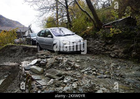 Dans le village de Dragan-selo en Bosnie-Herzégovine, un glissement de terrain a été activé en raison d'inondations torrentielles qui ont enterré deux voitures le 05. Novembre 2021. Photo: Denis Kapetanovic/PIXSELL Banque D'Images