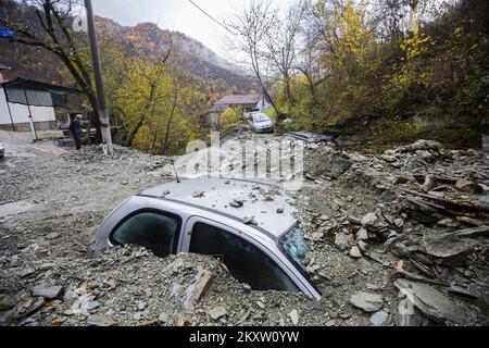 Dans le village de Dragan-selo en Bosnie-Herzégovine, un glissement de terrain a été activé en raison d'inondations torrentielles qui ont enterré deux voitures le 05. Novembre 2021. Photo: Denis Kapetanovic/PIXSELL Banque D'Images