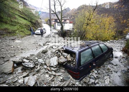 Dans le village de Dragan-selo en Bosnie-Herzégovine, un glissement de terrain a été activé en raison d'inondations torrentielles qui ont enterré deux voitures le 05. Novembre 2021. Photo: Denis Kapetanovic/PIXSELL Banque D'Images