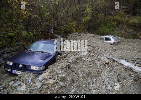 Dans le village de Dragan-selo en Bosnie-Herzégovine, un glissement de terrain a été activé en raison d'inondations torrentielles qui ont enterré deux voitures le 05. Novembre 2021. Photo: Denis Kapetanovic/PIXSELL Banque D'Images