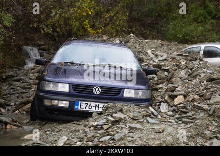 Dans le village de Dragan-selo en Bosnie-Herzégovine, un glissement de terrain a été activé en raison d'inondations torrentielles qui ont enterré deux voitures le 05. Novembre 2021. Photo: Denis Kapetanovic/PIXSELL Banque D'Images