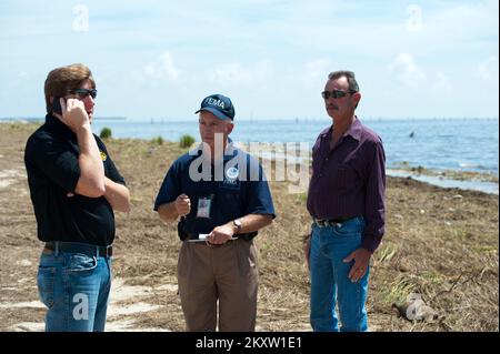 Ouragan/tempête tropicale - Waveland, divers , 1 septembre 2012 Un spécialiste des relations communautaires déployé dans le cadre de la nouvelle mission d'évaluation, d'information et de rapport (AIR) mise en œuvre par la FEMA recueille des informations sur une question critique auprès des autorités locales. Le problème était que des milliers de rongeurs nutria morts (on peut voir en bas à droite) ont été lavés sur les 7 miles de la plage de Waveland. . Mississippi, ouragan Isaac. Photographies relatives aux programmes, aux activités et aux fonctionnaires de gestion des catastrophes et des situations d'urgence Banque D'Images