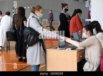 En raison de 6987 nouveaux cas de COVID-19, de nombreuses personnes ont décidé de se faire vacciner à Sibenik, en Croatie, le 11. Novembre 2021. Photo: Dusko Jaramaz/PIXSELL Banque D'Images