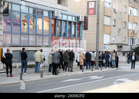 En raison de 6987 nouveaux cas de COVID-19, de nombreuses personnes ont décidé de se faire vacciner à Sibenik, en Croatie, le 11. Novembre 2021. Photo: Dusko Jaramaz/PIXSELL Banque D'Images